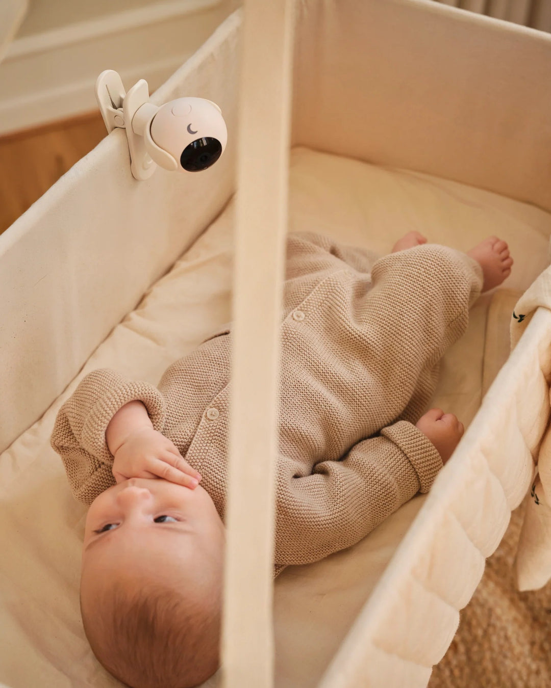 Babyalarmur við kamera